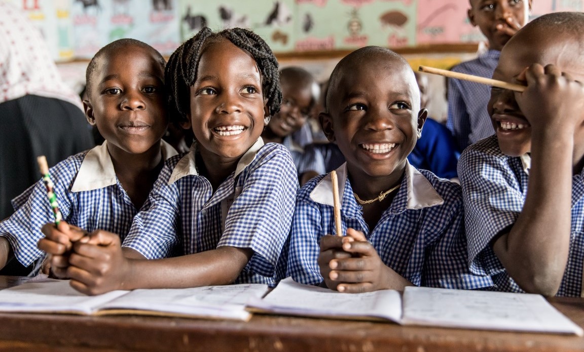 Uganda Oeganda basisonderwijs klas blauw uniform pen