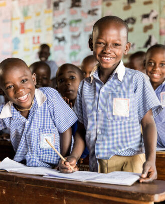 Edukans-NL-Oeganda-klas-leerlingen-lachen-onderwijs-schoolbanken-basisonderwijs