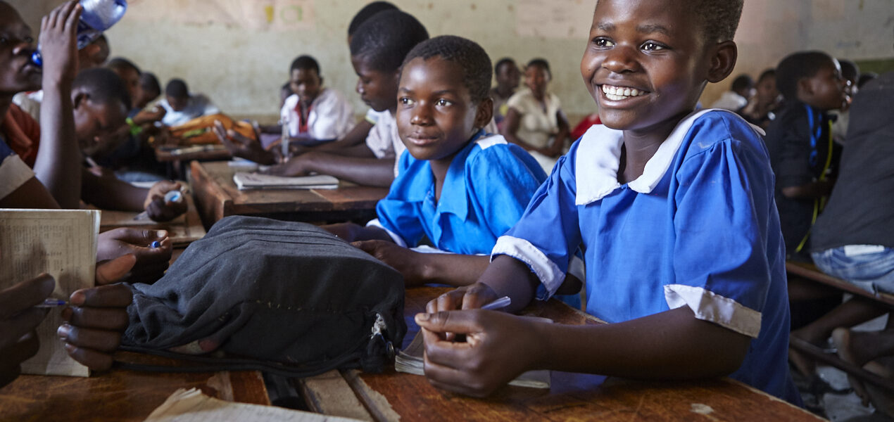 Bijgesneden-header-Edukans-nl-Malawi-hoofdbeeld-crowdfunding-groentjes-basisonderwijs-klas-school-lokaal-meisjes