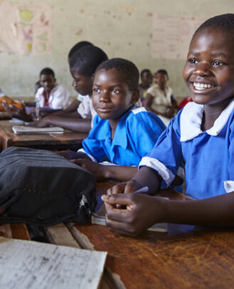Bijgesneden-header-Edukans-nl-Malawi-hoofdbeeld-crowdfunding-groentjes-basisonderwijs-klas-school-lokaal-meisjes
