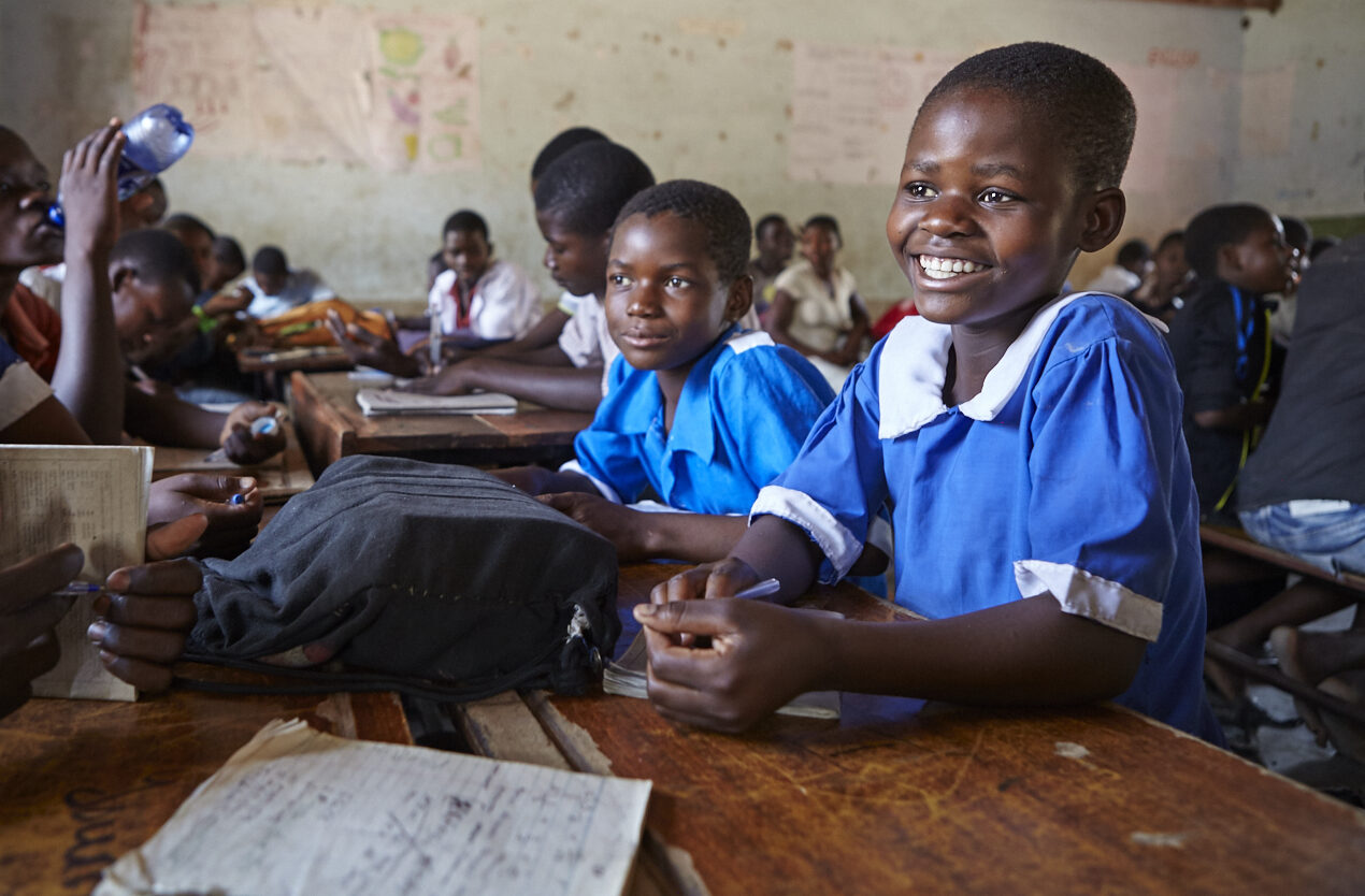 Bijgesneden-header-Edukans-nl-Malawi-hoofdbeeld-crowdfunding-groentjes-basisonderwijs-klas-school-lokaal-meisjes