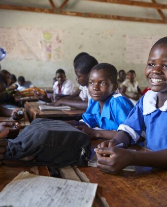 Edukans-nl-Malawi-hoofdbeeld-crowdfunding-groentjes-basisonderwijs-klas-school-lokaal-meisjes