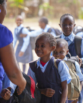 Overstroming Kenia scholen weer open ondergestroomde leerlingen weer naar school lerares