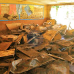 Overstroming Kenia scholen weer open ondergestroomde klaslokaal