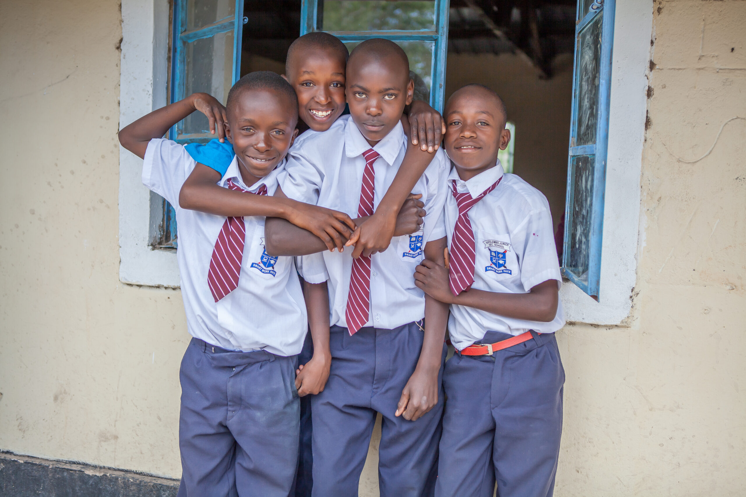 Edukans-nl-Kenia-basisonderwijs-jongens-buiten-schooluniform