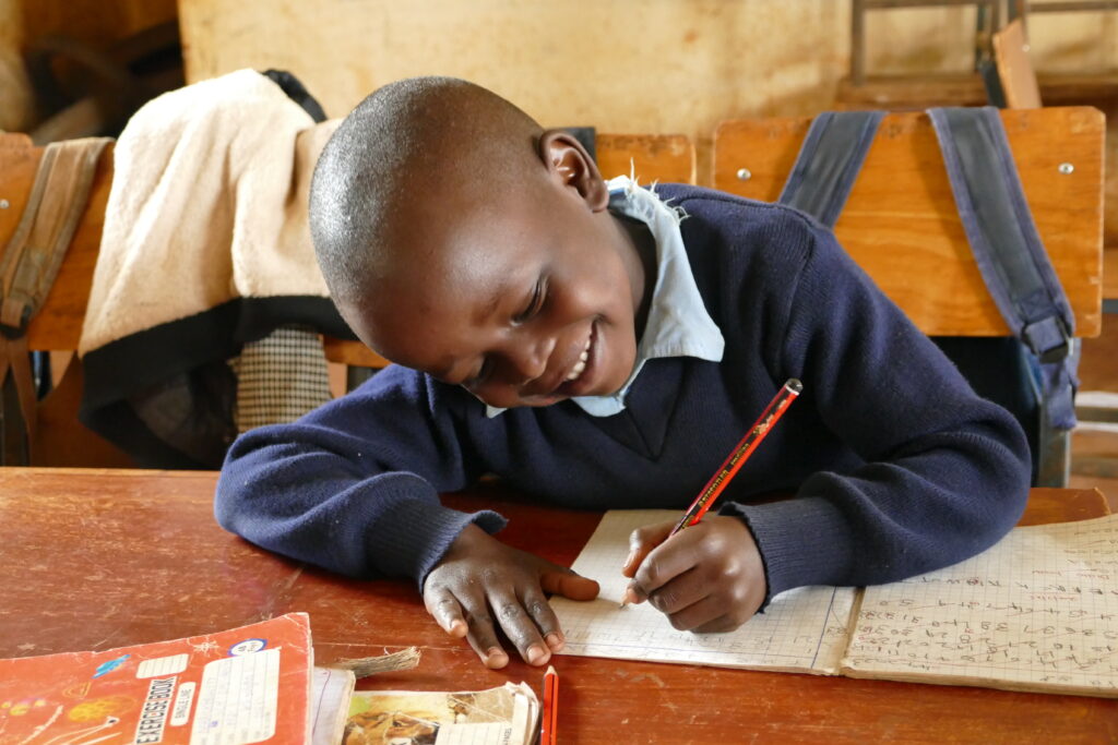 Kenia jongen klas schrijven potlood schrift