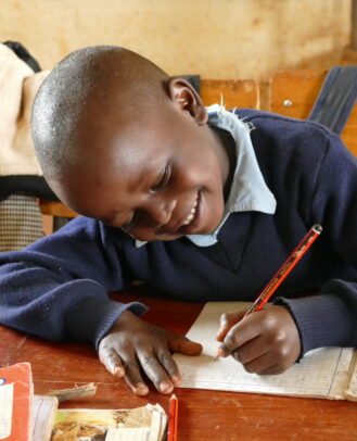 Kenia jongen klas schrijven potlood schrift