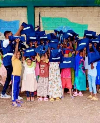 Edukans-Ethiopie-Afar-education in emergencies -project UNICEF-kids-with-schoolbags.png